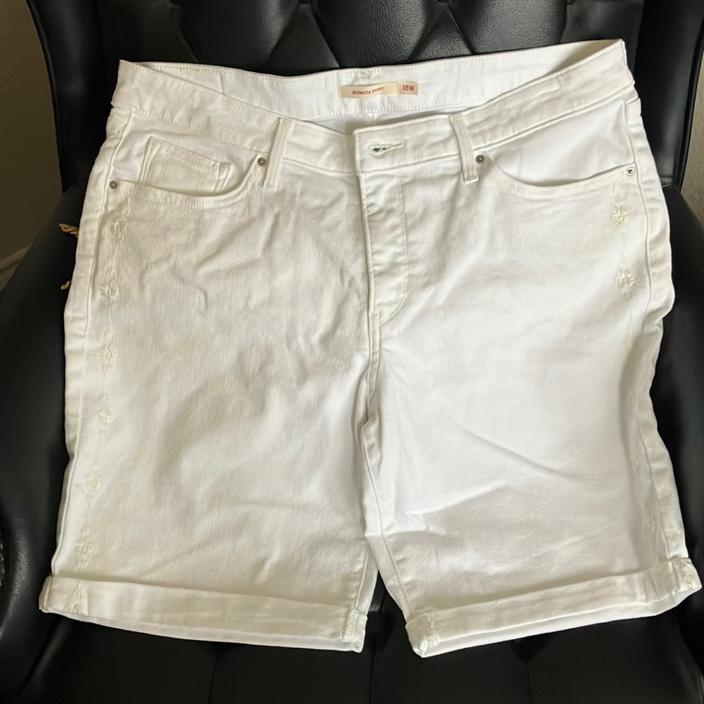 White Levi’s Bermuda denim shorts 36” waist embroidered front detailing